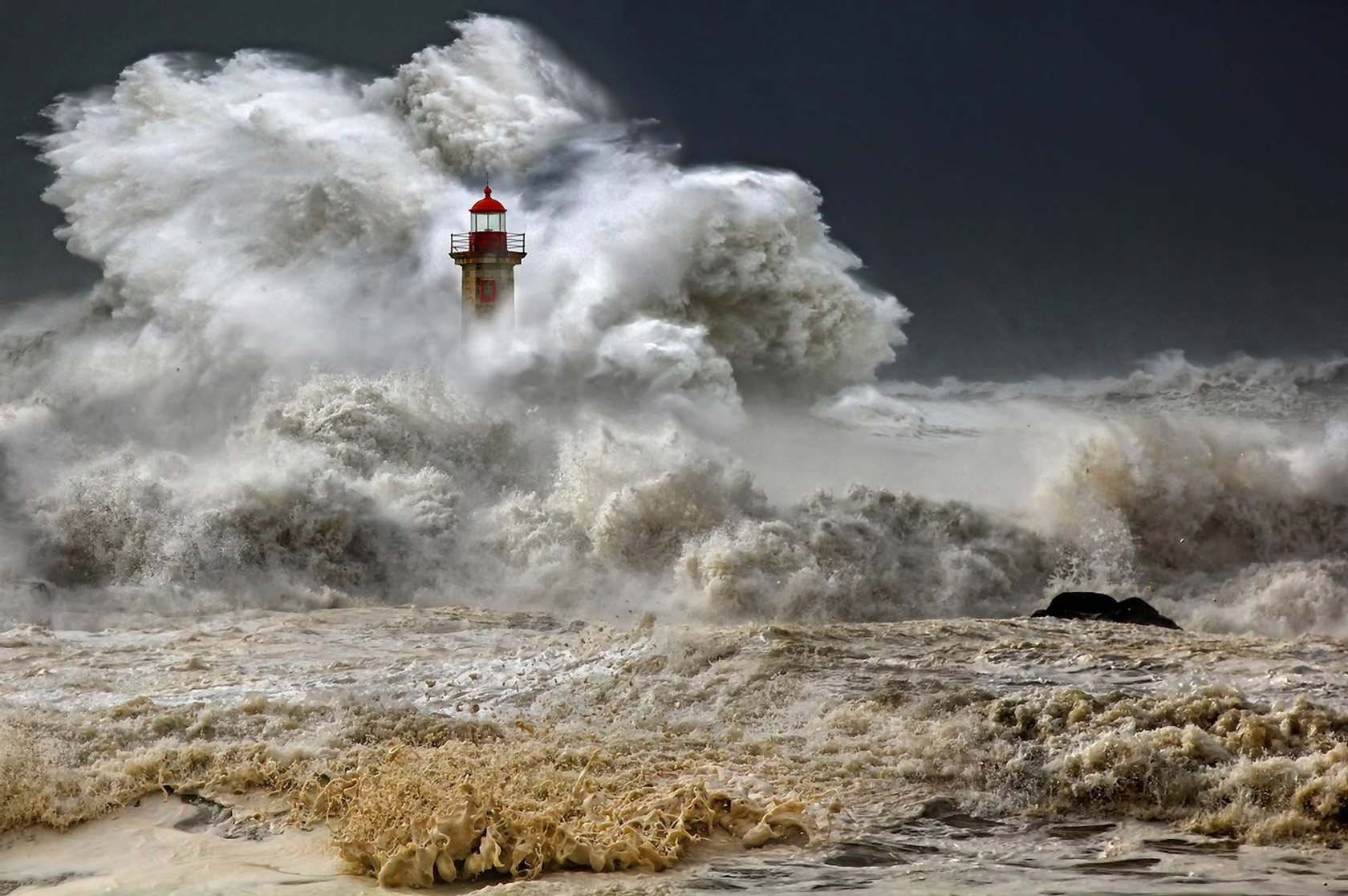 lighthouse_waves_storm